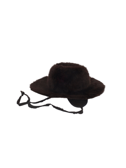 wide brim hat